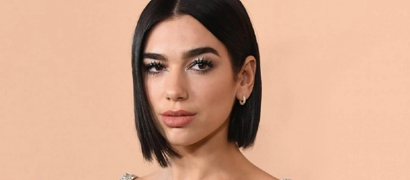 Dua Lipa: Το μικροσκοπικό μπλε μαγιό της σου... «κόβει» την ανάσα (φώτο)